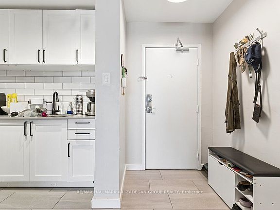 3rd image of 975 Warwick Ct #1406