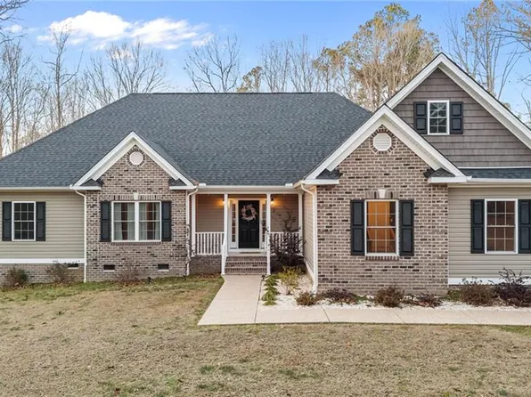 758 Mariners Woods Dr, Hartfield, VA 23071