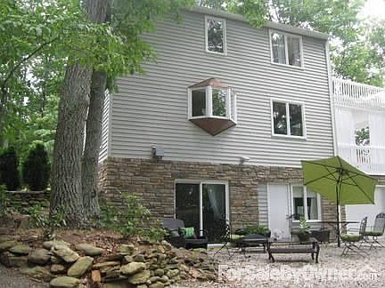 COUTYARD -- SOUTH VIEW : Rock garden to the left, and 1/4th of the heavily graveled courtyard in vie