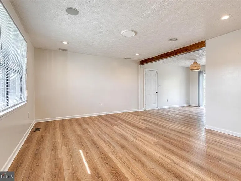 1577 Loring Ct — Photo 4