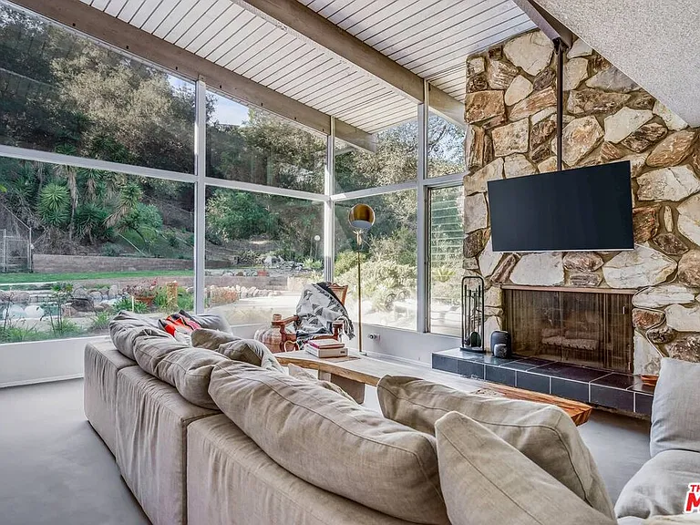 2436 Arbutus Dr — Photo 4