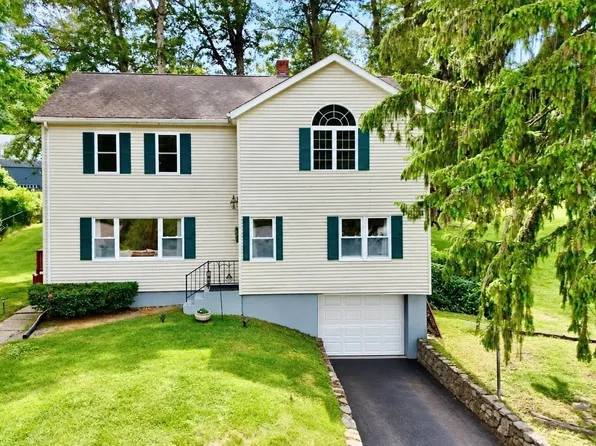 81 Causeway Ter, Leominster, MA 01453