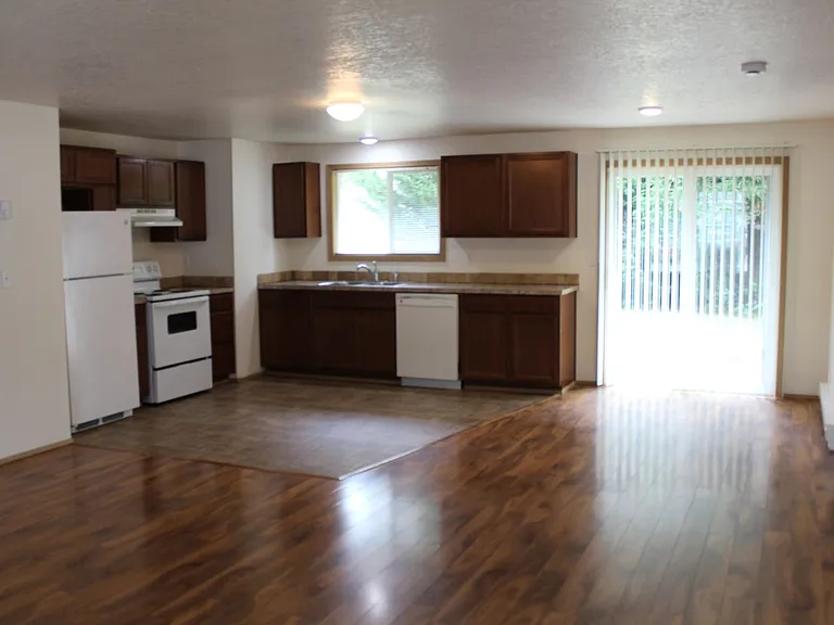 1892 NE Kathryn St — Photo 3