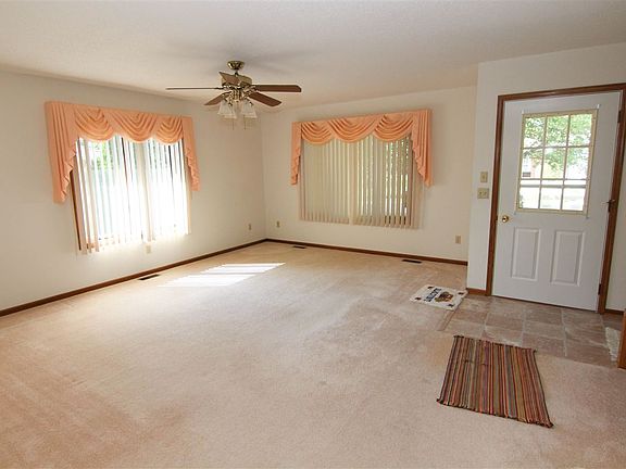 4th image of 1030 Chatham Dr