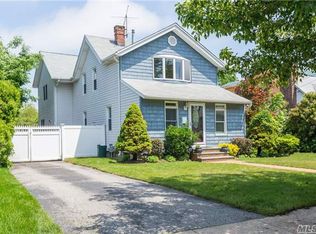 251 Prospect St, Farmingdale, NY 11735