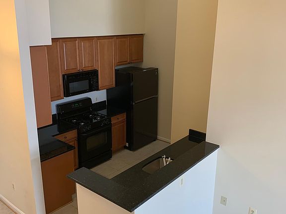 3rd image of 801 S Greenbrier St APT 415