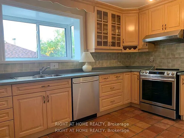 23 Fenelon Dr — Photo 4