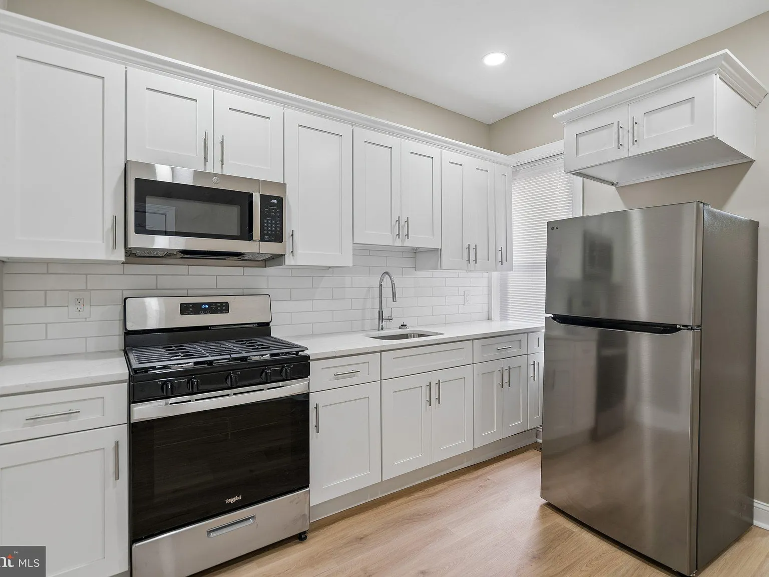 2 bed, 1.0 bath, 964 sqft, $1,650 — Photo 3