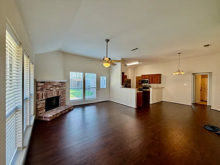 1302 Old Knoll Dr — Photo 4