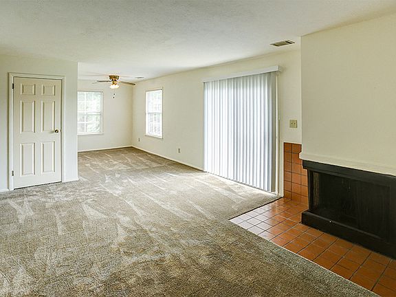 Apartment Living Room at Williamsburg on the Lake