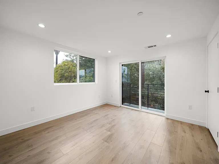 171 S Hoover St — Photo 14