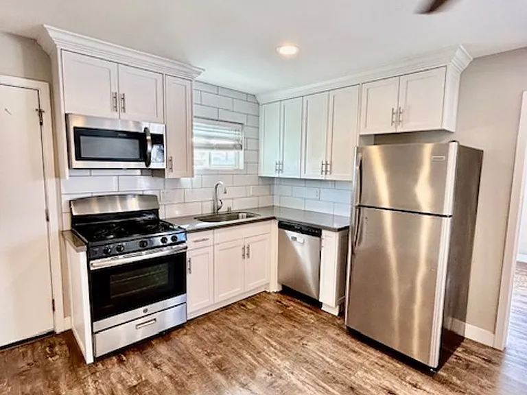 Beautiful Renovated 2bd with Yard — Photo 10