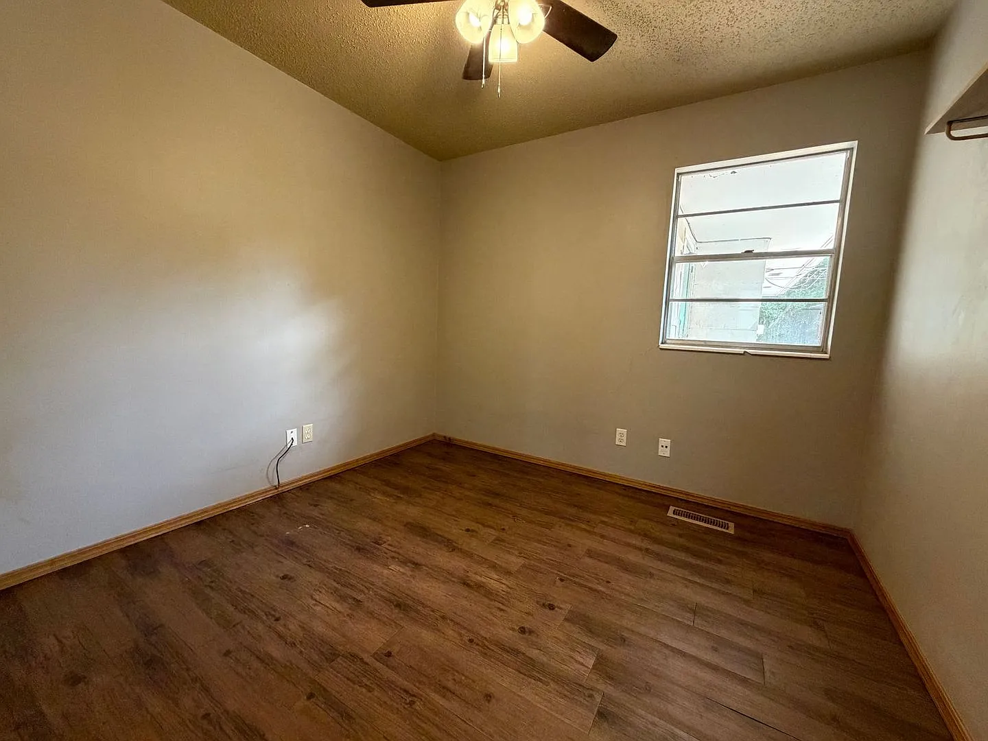 3 Bedroom 1.5 Bathroom 2 Car Garage - Edmond Schools Close to Downtown Edmond — Photo 4