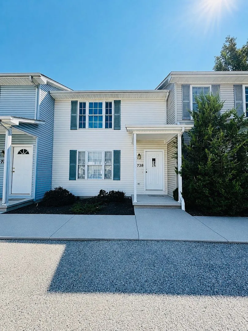 2 Bedroom, 2.5 Bath Townhouse — Photo 1