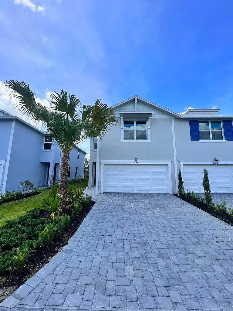 3 bed, 2.5 bath, 1804 sqft, $3,000 — Photo 1