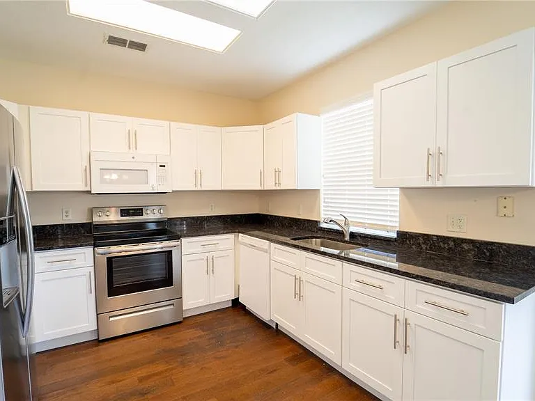 2264 Hillshire Dr — Photo 7