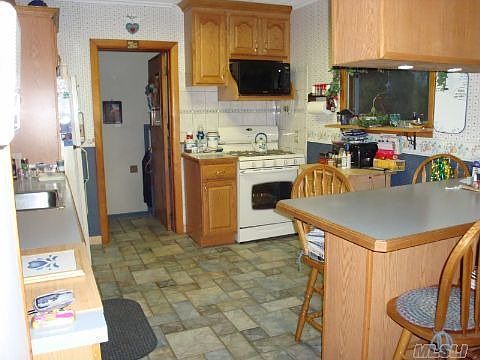 Oak Cabinets in Kitchen