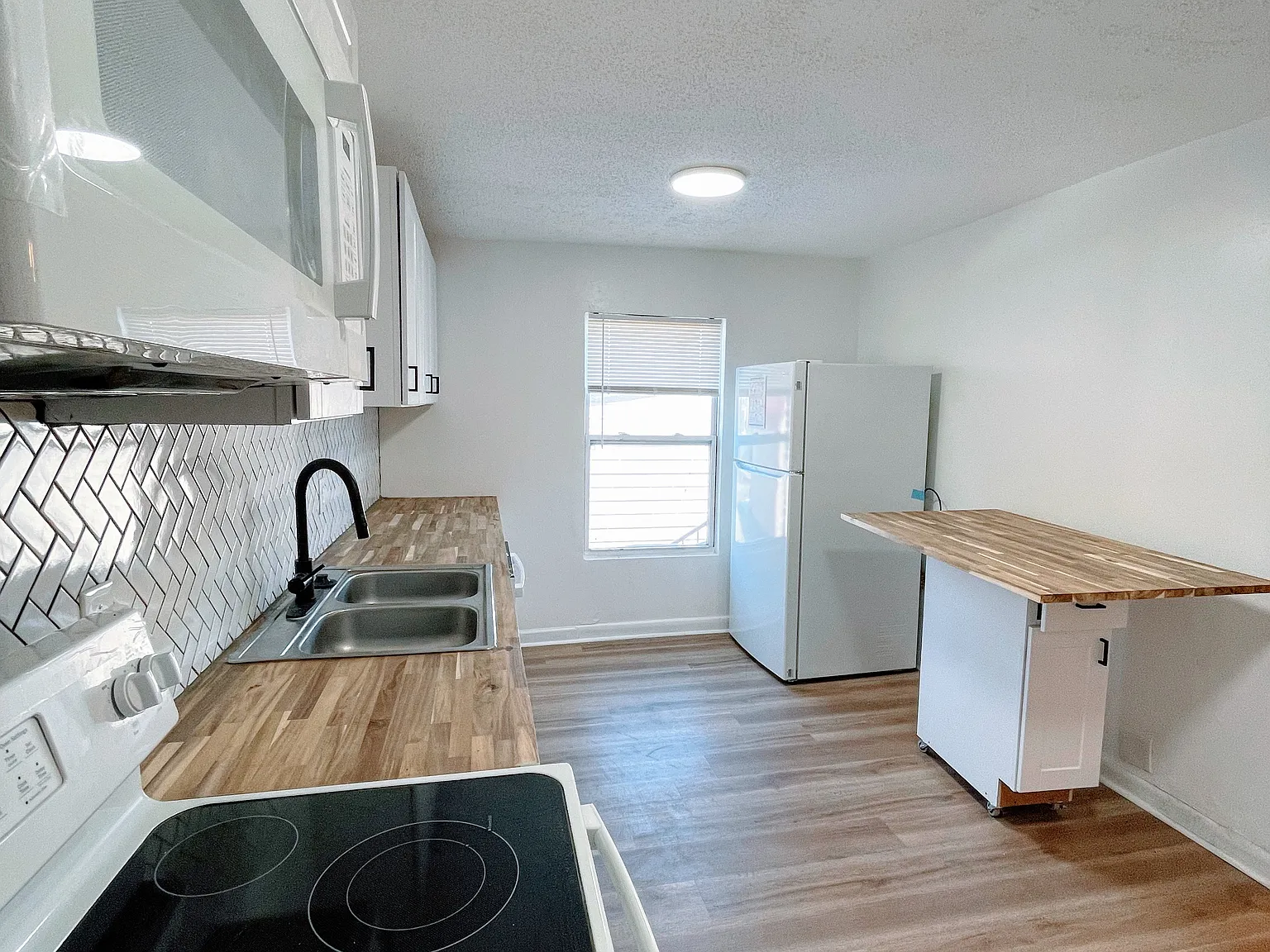 1716 Knowles St — Photo 2
