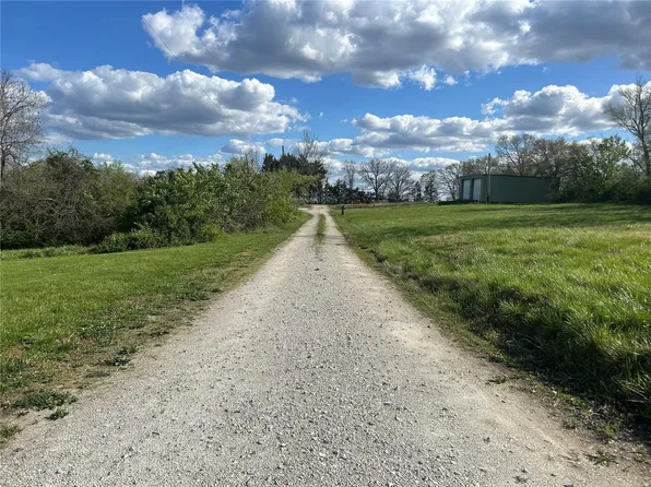 220 W Springfield Rd, Saint Clair, MO 63077