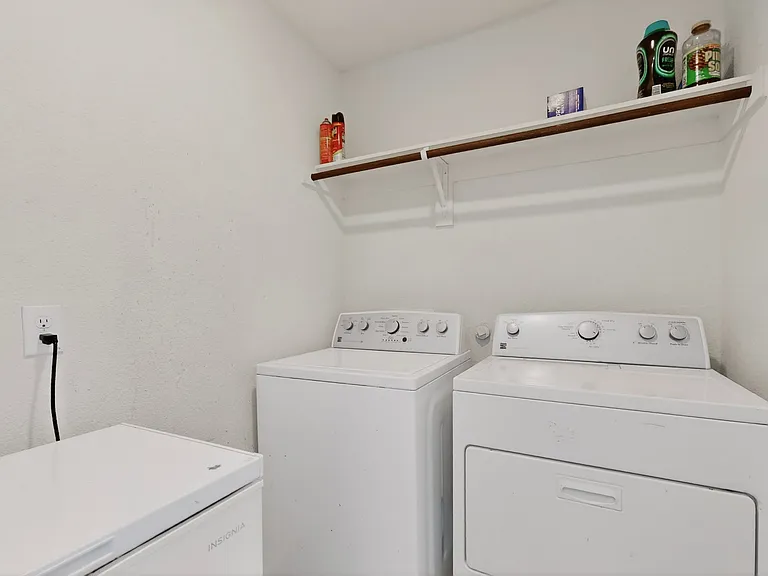1114 Emerald Gate Dr — Photo 35