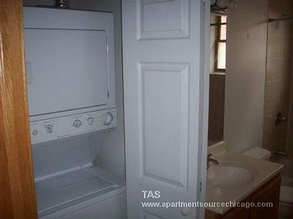 2nd image of 905 W Belmont Ave #2N
