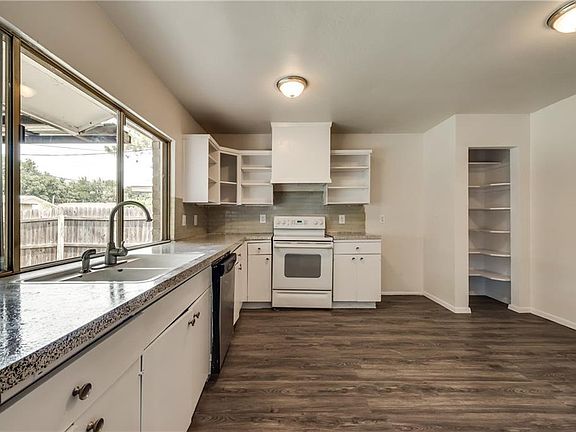 5th image of 1529 Camelia Dr