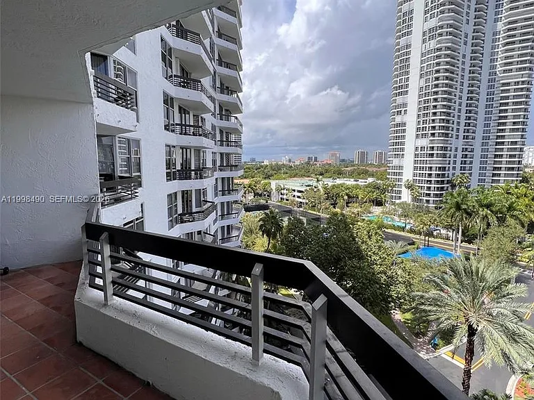 3600 Mystic Pointe Dr #910 — Photo 25