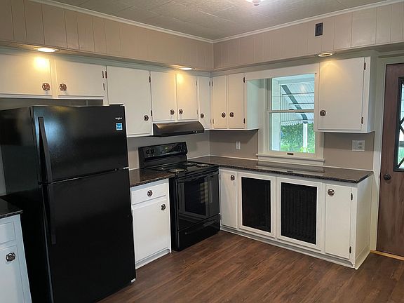 ALL NEW EAT IN KITCHEN WITH GRANITE COUNTERTOPS!