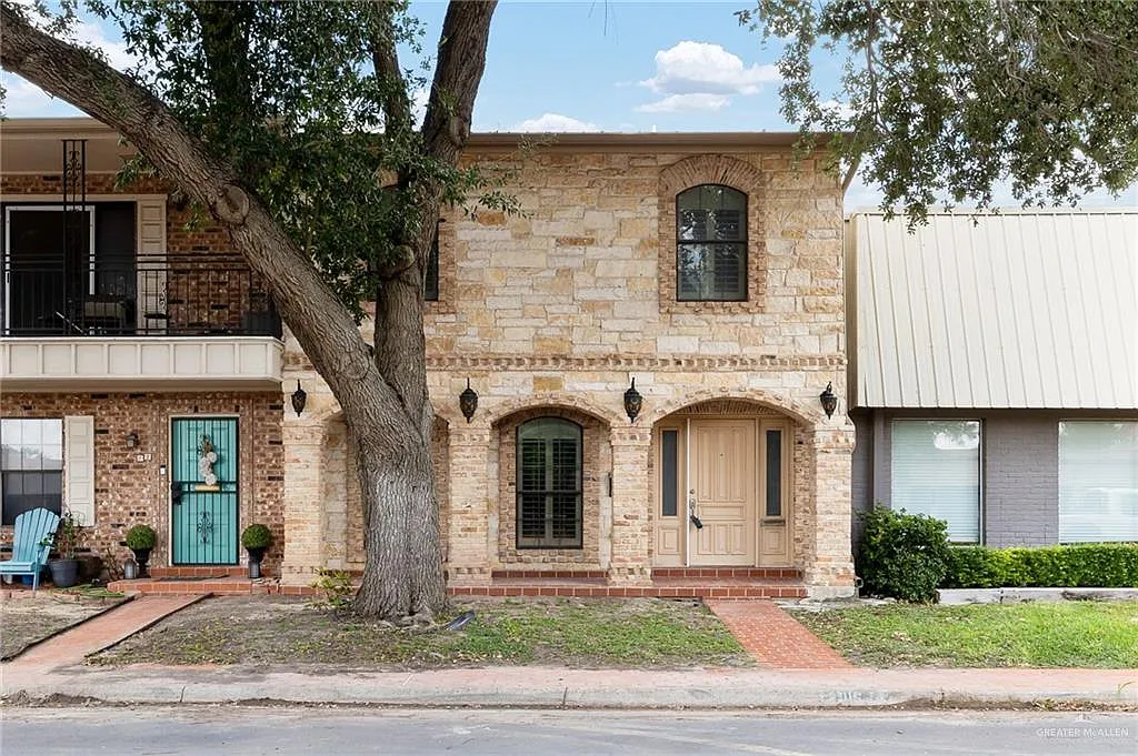 4 bed, 3.0 bath, 2349 sqft, $2,300 — Photo 1