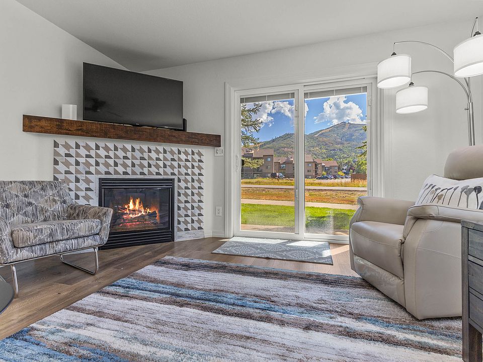 Living Room | Fireplace