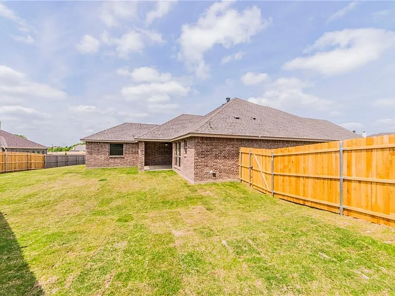 305 Jasmine Ct — Photo 18