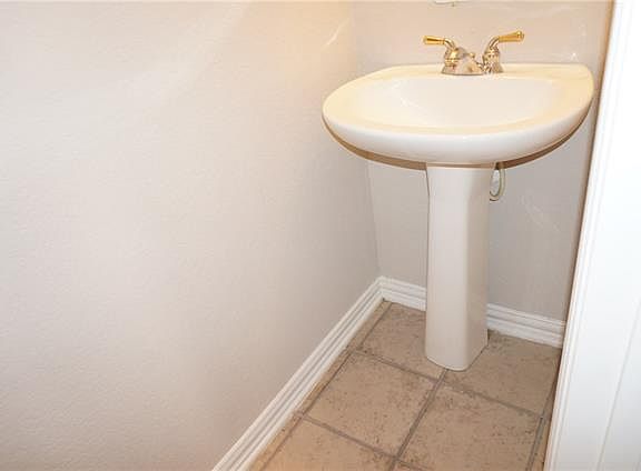 5th image of 917 Avondale Ln