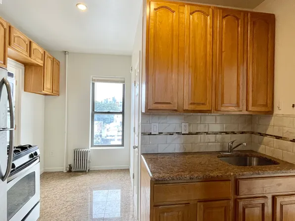 650 Manhattan Avenue image 1 of 10