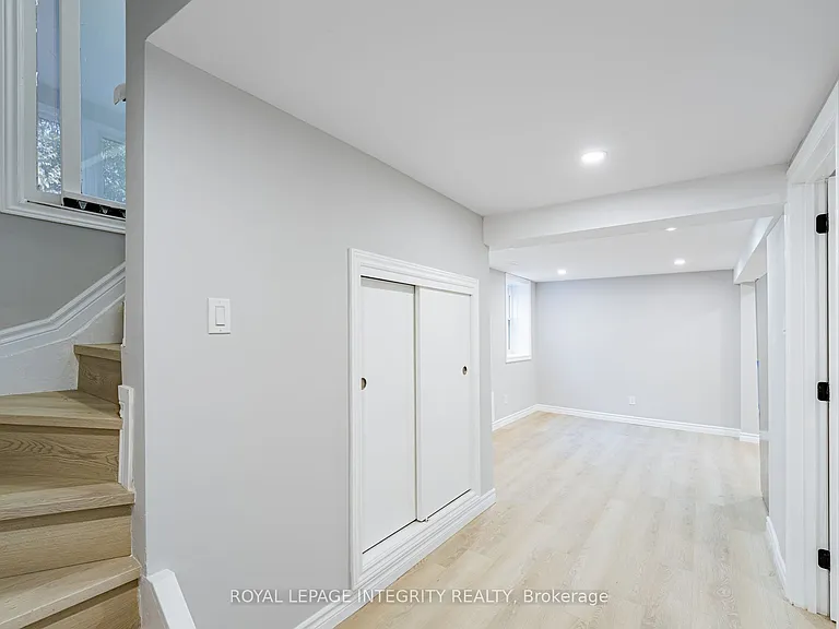 1746 Gage Cres #B — Photo 8