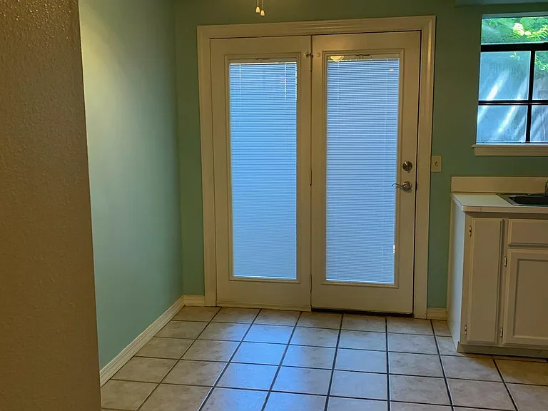 1370 N Oakland Ave — Photo 6