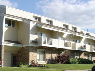 580 Foxtail Dr, Pewaukee, WI 53072
