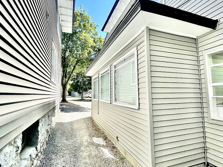 Adams Apartments — Photo 2