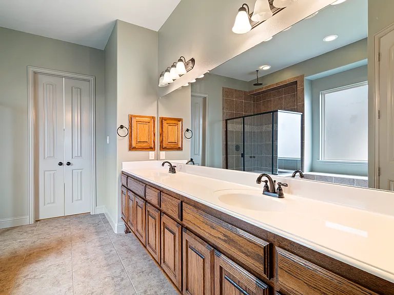 1040 Edgefield Ln — Photo 12