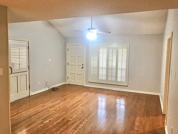 3rd image of 209 Kelso Dr