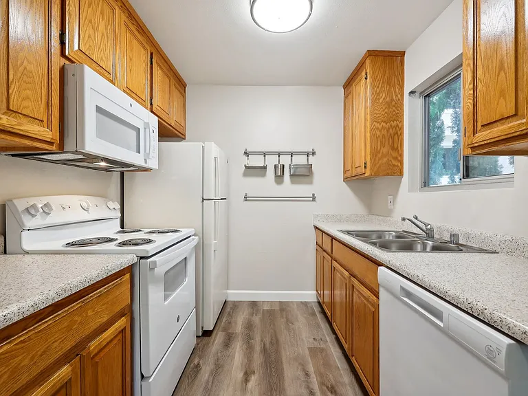 B Street Apartments — Photo 4