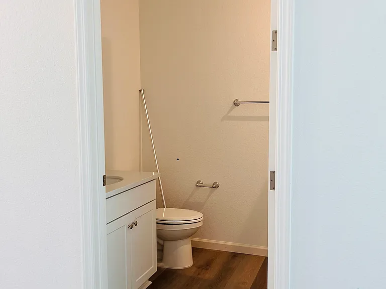 Guest full bathroom