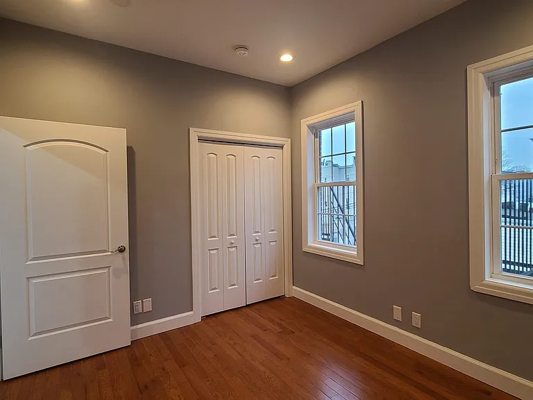 100 Griffith St #3L — Photo 7