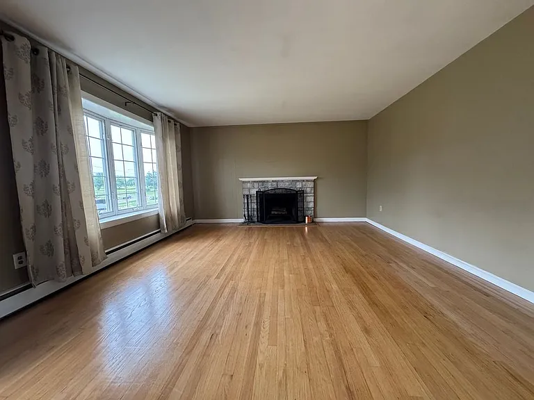 85 Maureen St — Photo 10