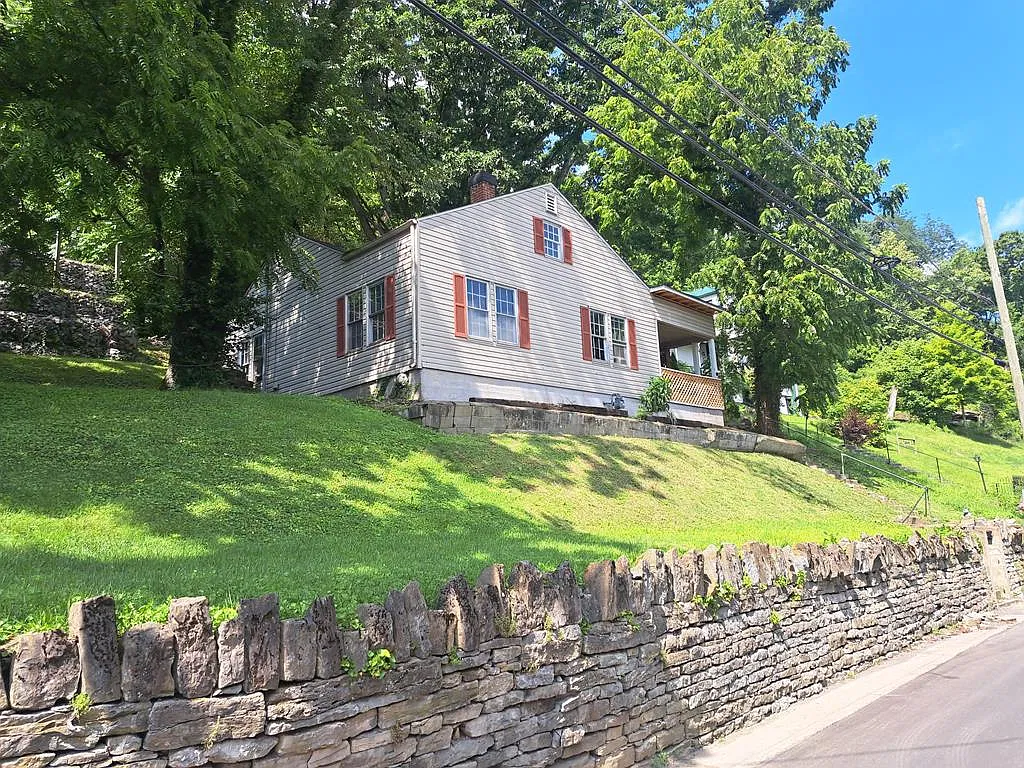 2 bed, $900 — Photo 1