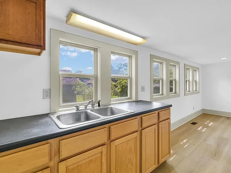 413 E Lincoln St — Photo 9