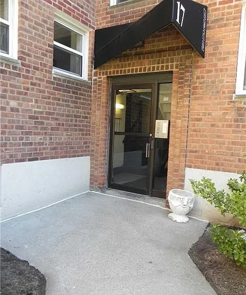 17 Schenck Ave #3B — Photo 1
