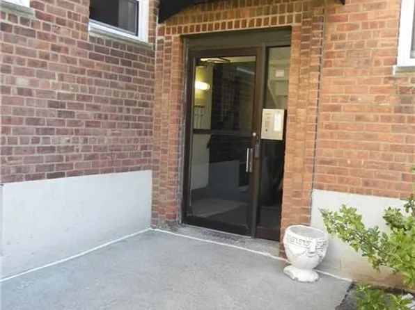 17 Schenck Ave APT 3B, Great Neck, NY 11021