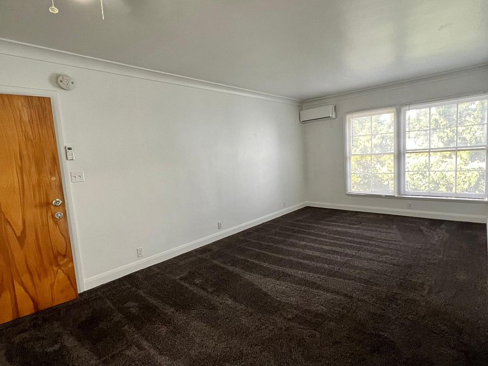 1st image of 5848 Woodman Ave #1/2