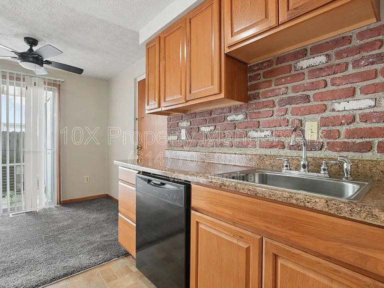 2523 Burgandy Ln — Photo 7
