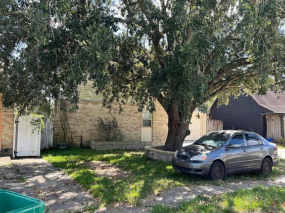 3rd image of 637 E Niagara Cir